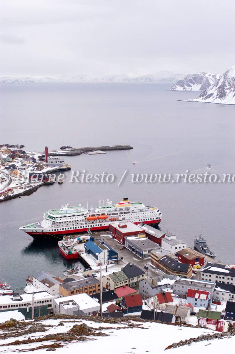 Hurtigruta ved kai i Honningsvåg
