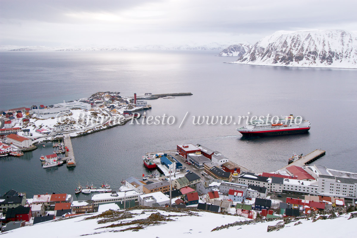 Hurtigruta legger til kai i Honningsvåg
